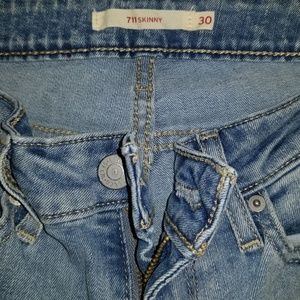 711 Levis